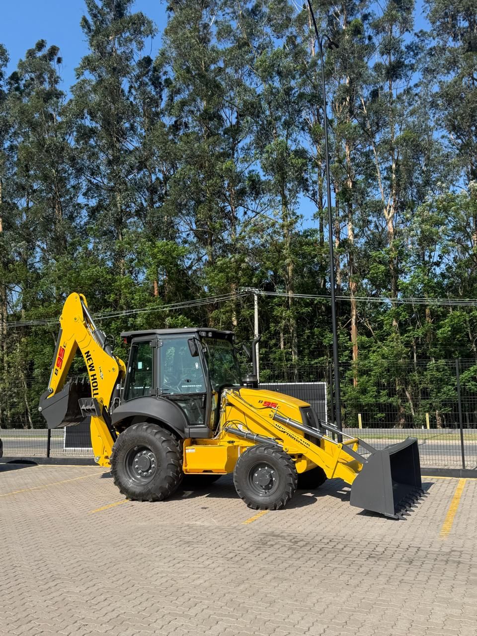 Retroescavadeira em operação - Carvalho Ribeiro Terraplanagem